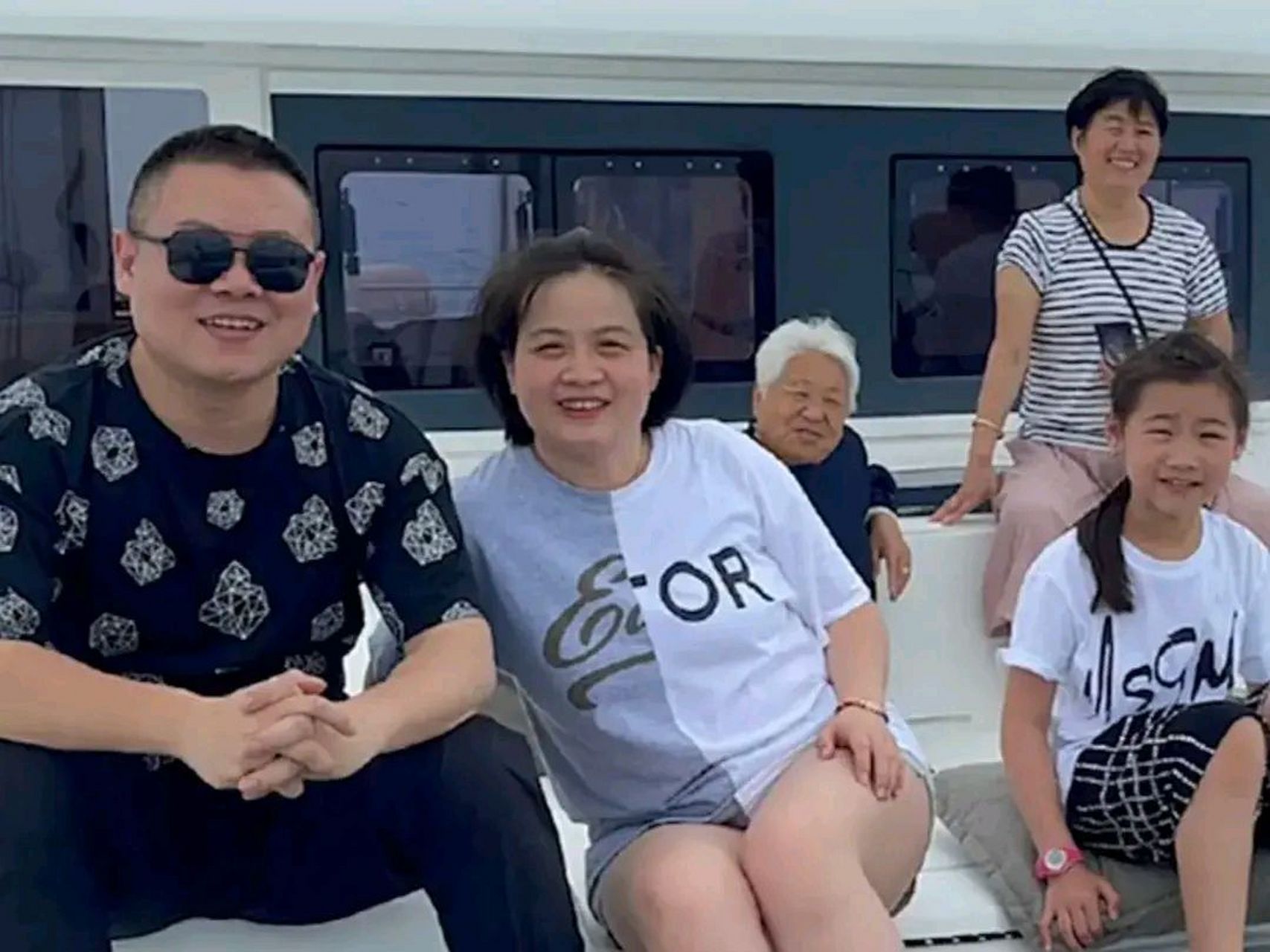 4月14日,岳云鹏的妻子在个人账号上晒出了全家出海游玩的照片.