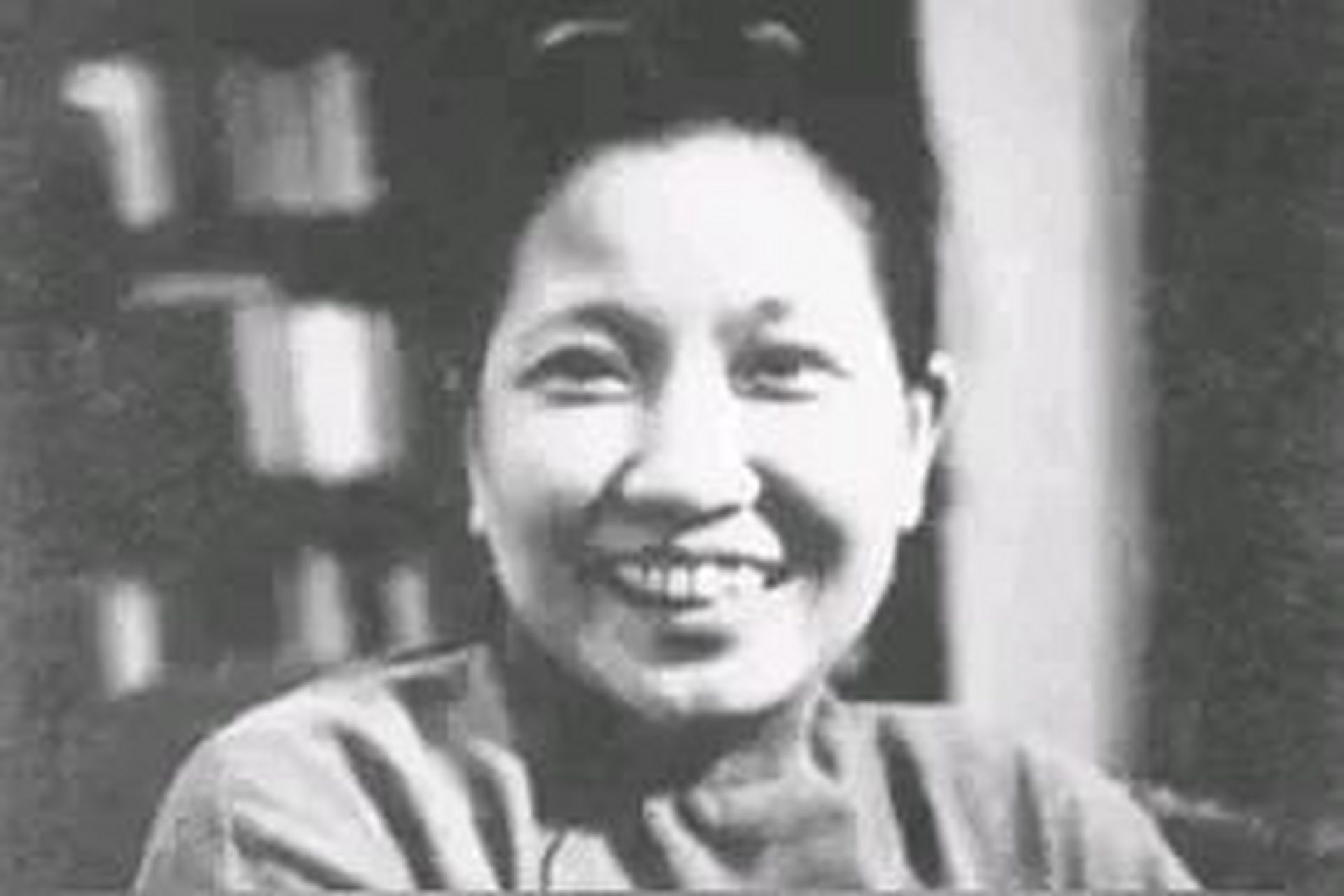 "就这样,傅雷的情人住进了家里,整日与傅雷在书房畅谈,而妻子朱梅馥在