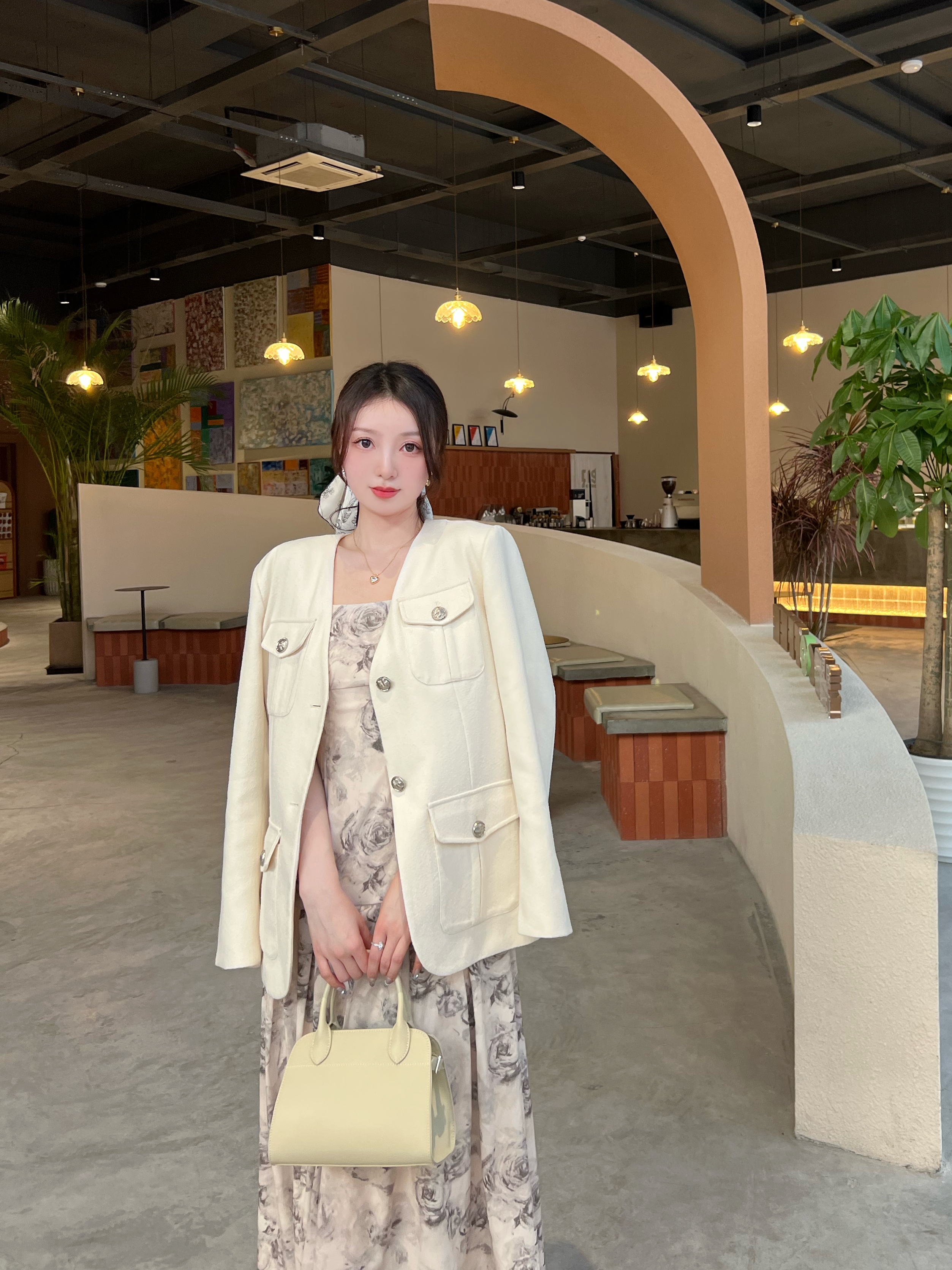 显瘦勾勒线条,搭配了一个白色的小香风外套.富家千金感气质大女主