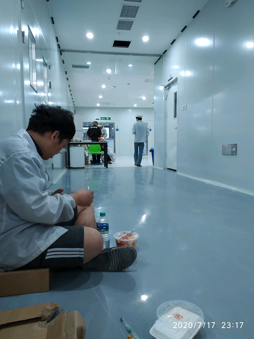 每次进厂第一天就要开始上夜班,还要等厂车回厂里上班