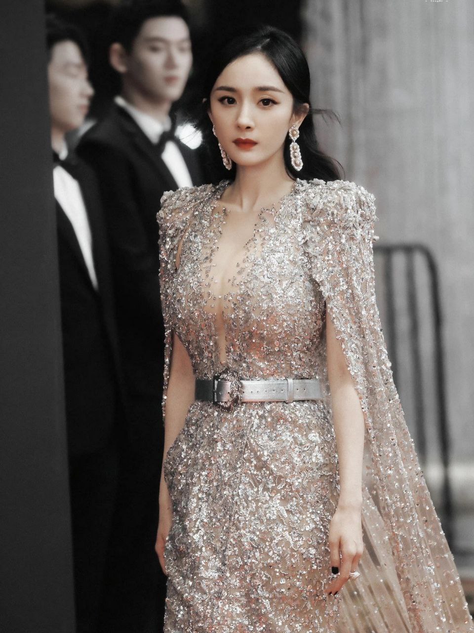 杨幂这套闪光透视长裙真的好美,感觉好有气场!你们感觉呢?