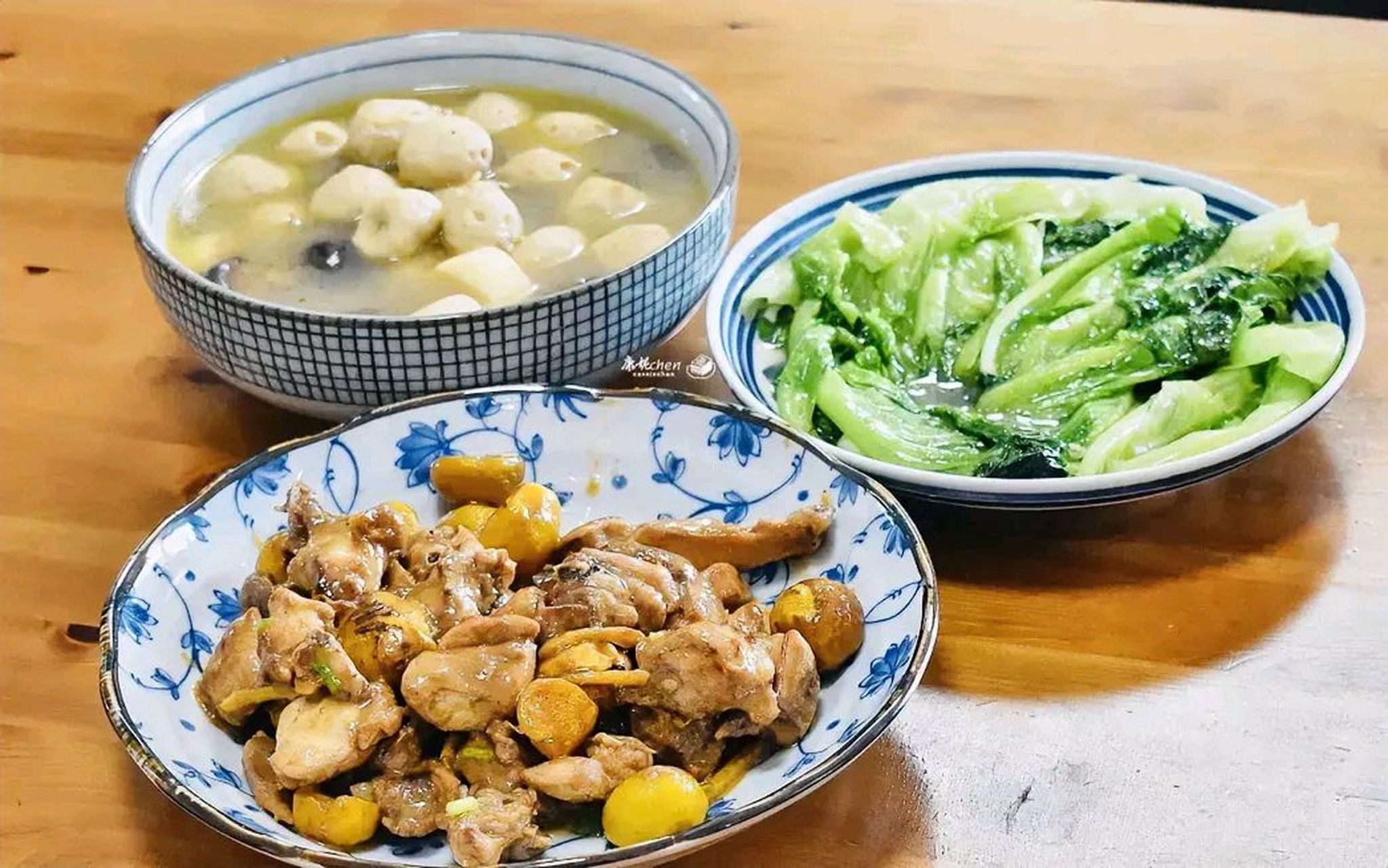 邻居来我家借榨汁机,看见餐桌上的一荤一素一汤后说你们吃得这么简单