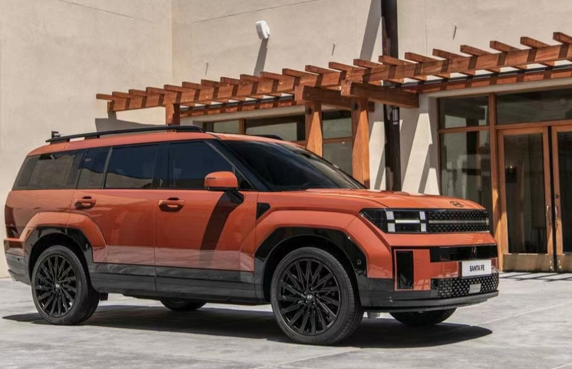 第五代现代胜达正式发布,新车采用全新的设计语言,整车风格非常硬朗