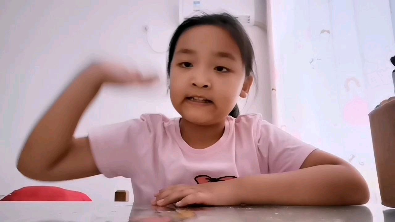 今天雯雯做手工,本来想用鞋盒做一个手提包结果做成了什么东东?