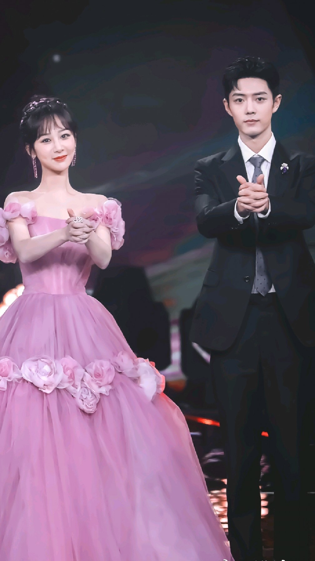 肖战杨紫的微博之夜像极了结婚的样子