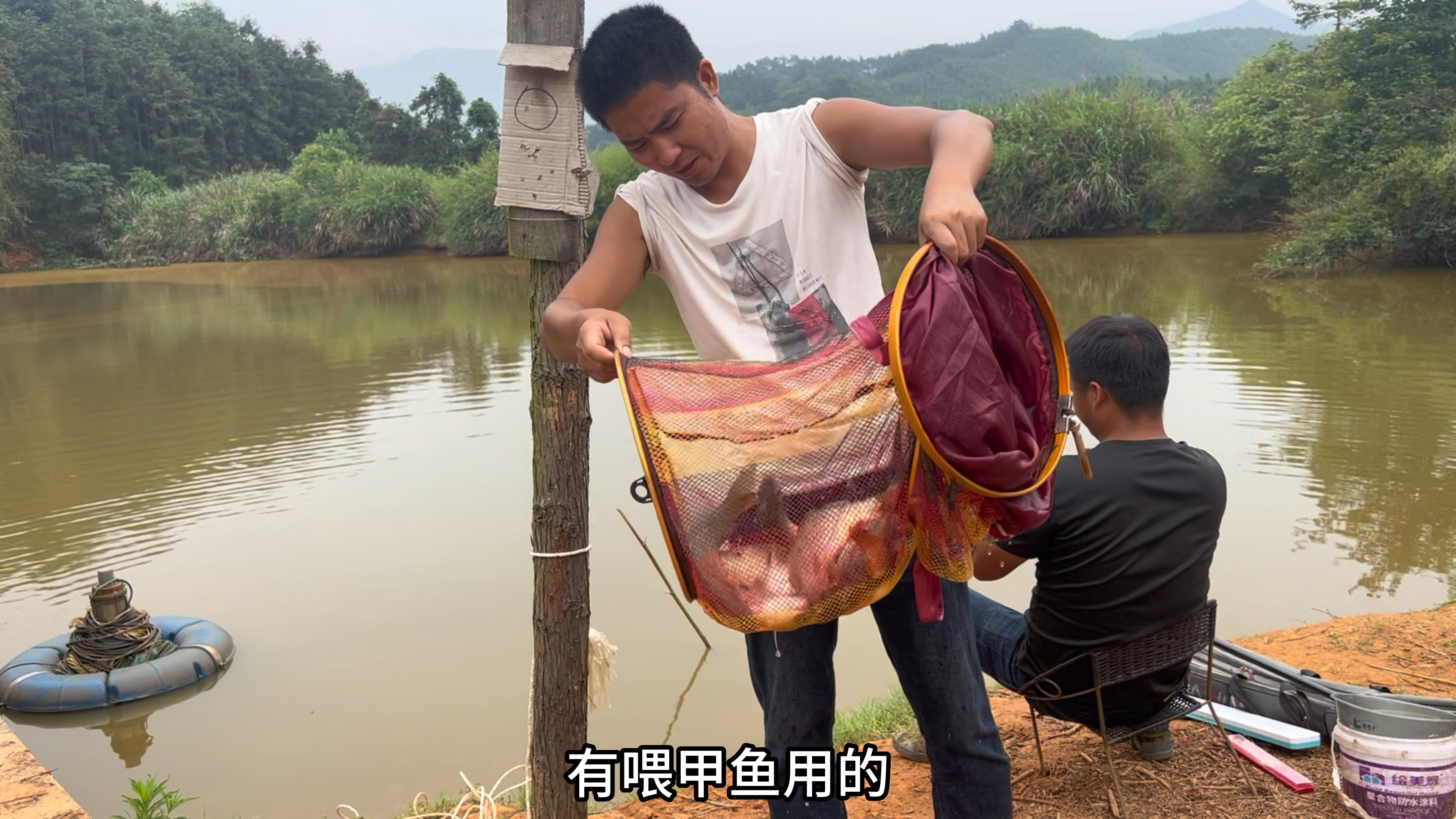 小伙户外钓鱼,鱼杆刚下水就被一条大货拉走了,这鱼钓的真过瘾