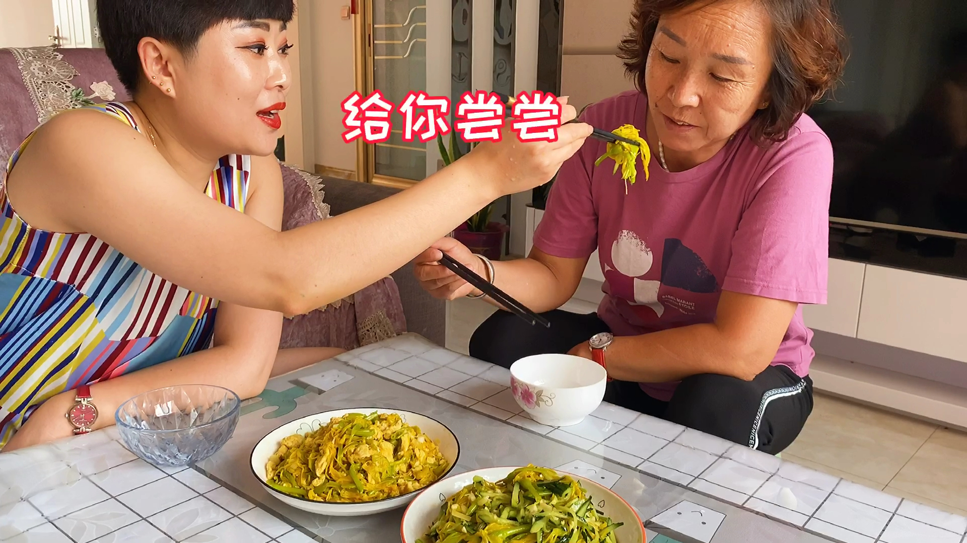 婆婆牙疼上火,姐姐做了凉拌黄花菜,黄花菜炒鸡蛋,清凉又败火