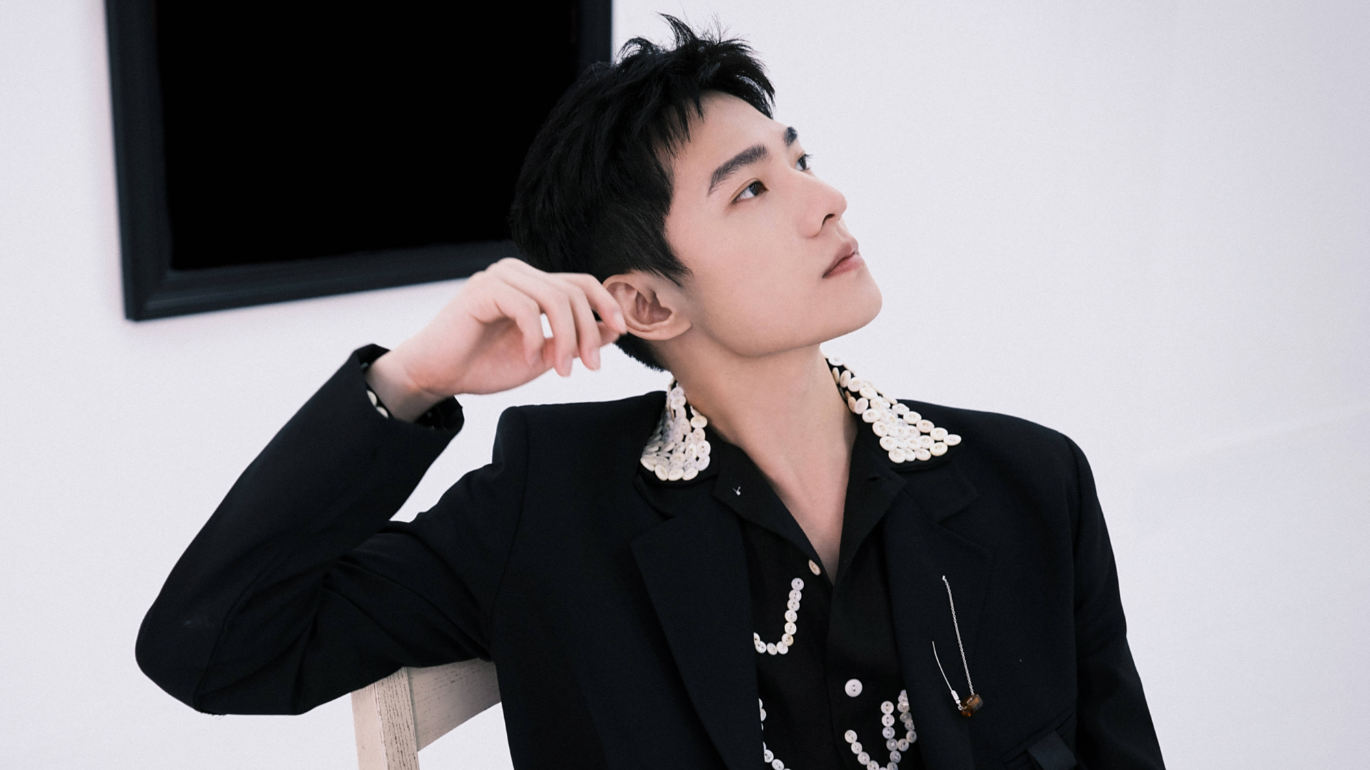 演员杨洋,英俊帅气,品貌非凡,清新俊逸,来看写真照吧