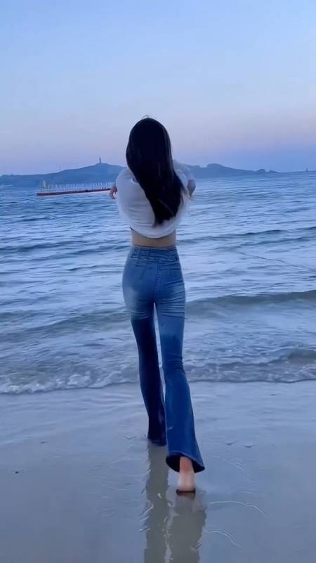 美女海边露腰杀合集,真的不是腰!-度小视