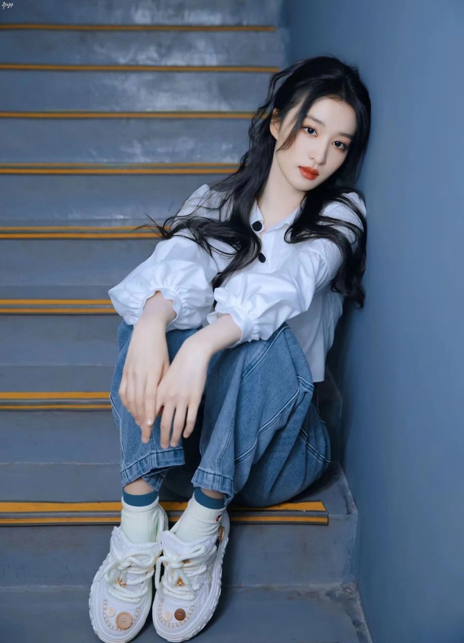 王楚然穿着一件时尚的白色灯笼袖衬衫,搭配牛仔裤,修长的双腿显得非常