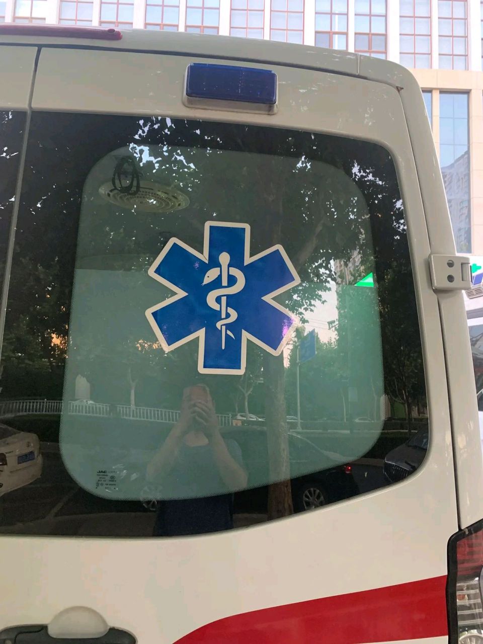 不懂就问,救护车上这个标志是啥意思?求解