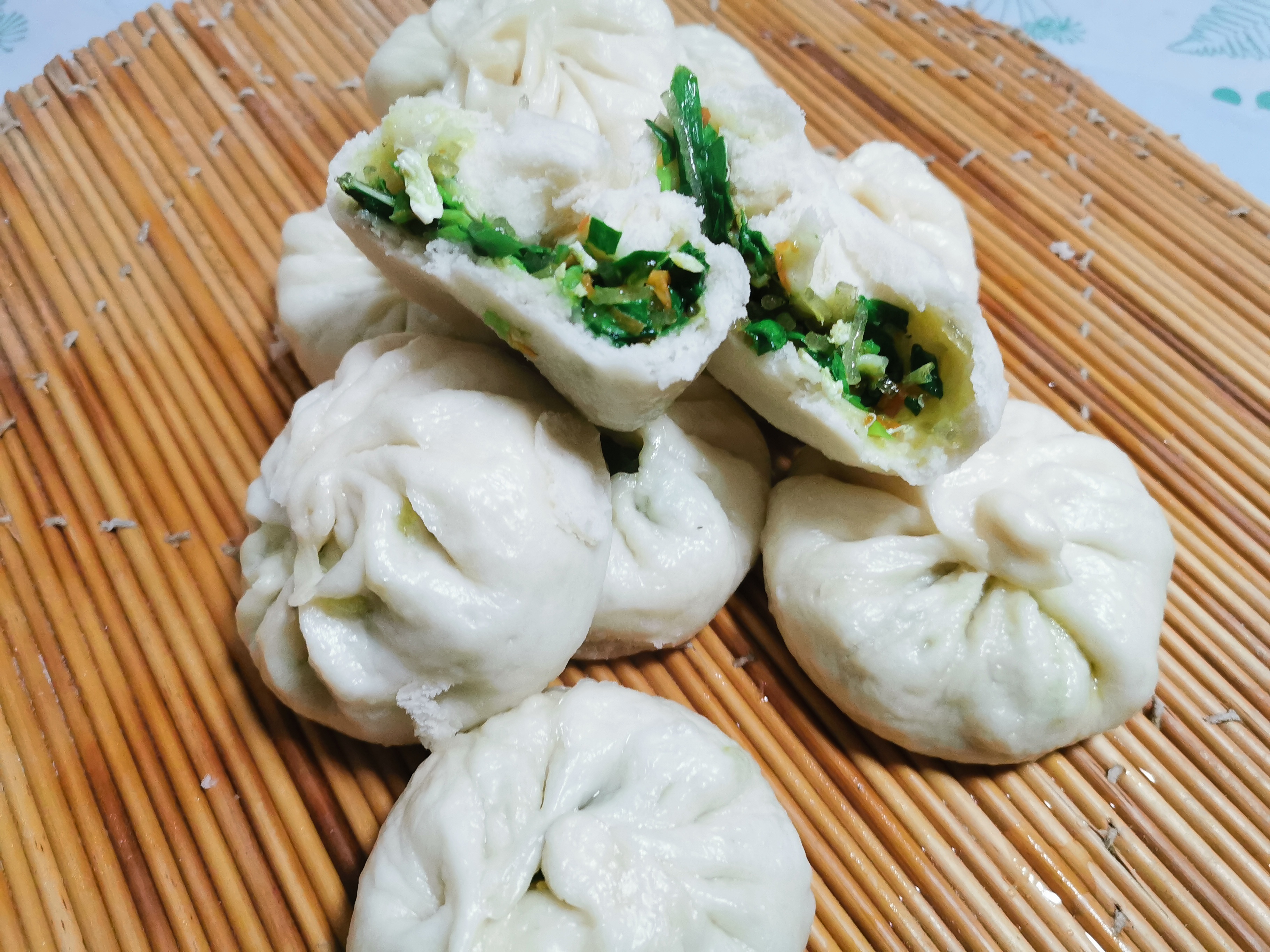 做韭菜鸡蛋馅包子,记住这几点,韭菜青翠不发黄,包子松软不塌陷
