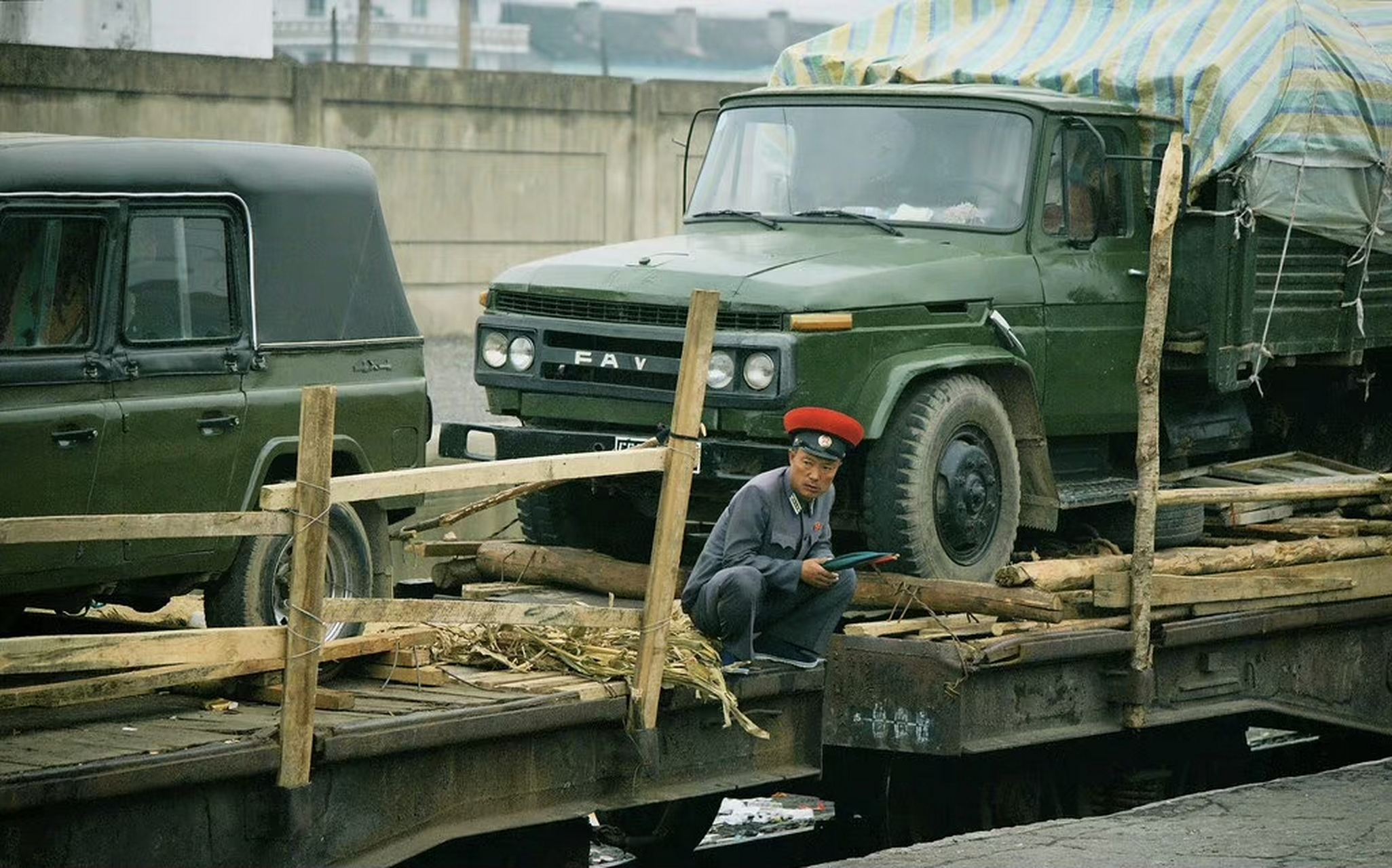 轮渡上的解放ca141(或称为ca1091)双轴卡车,除了朝鲜ca141二汽还卖给