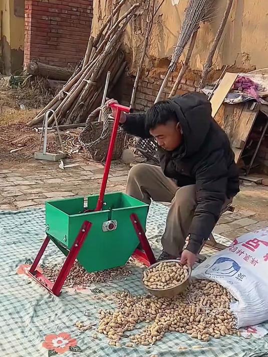 师傅自制的花生脱壳机,不用一粒一粒的剥花生了,大家瞧瞧怎么样