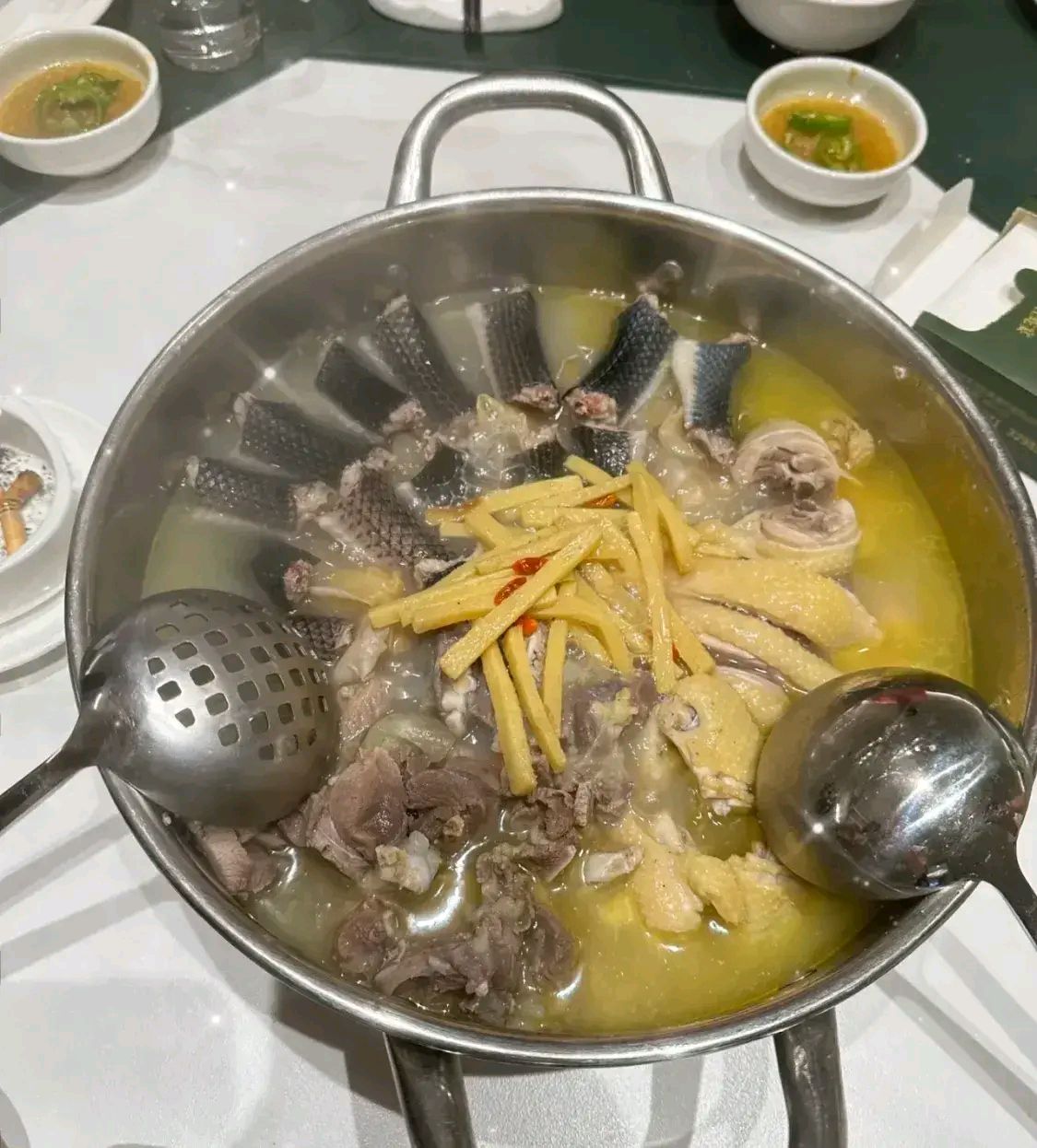 朋友请客去饭店吃龙凤汤结果饭局期间我才发现这是蛇跟鸡一起煲汤