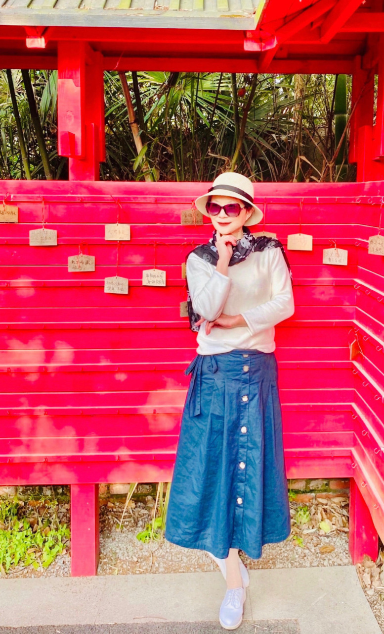 戴上美帽怀揣快乐来到上海闵行浦江镇上房·梦花园游玩,只见园内繁花