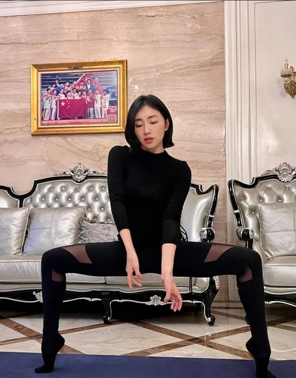 国家艺术体操女运动员周捷在家里做瑜伽,不愧是专业的练体操,每一个
