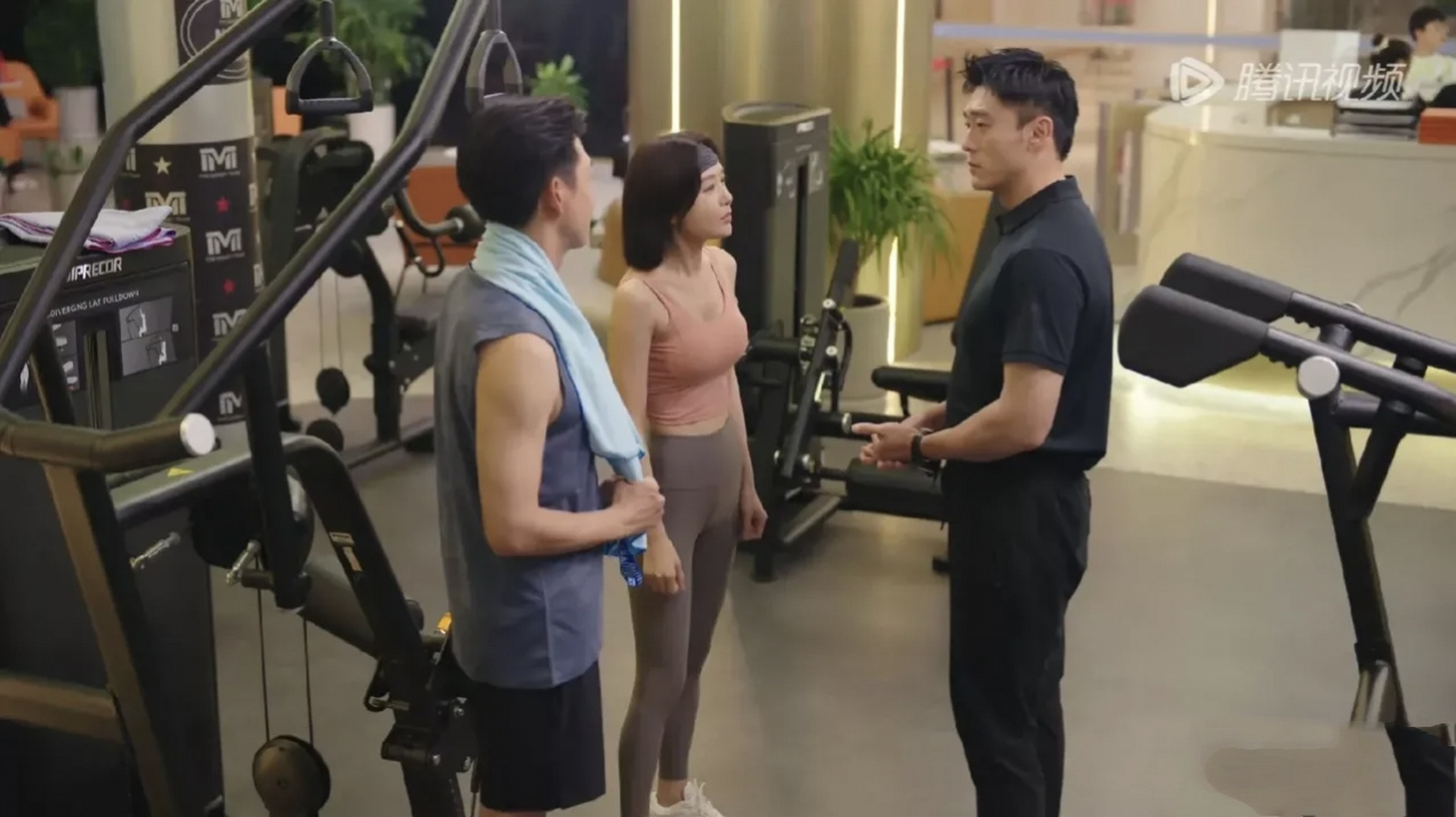 这剧是懂营销秦岚身材的,跑步健身完美展现她的曲线,夸不腻的腰臀比