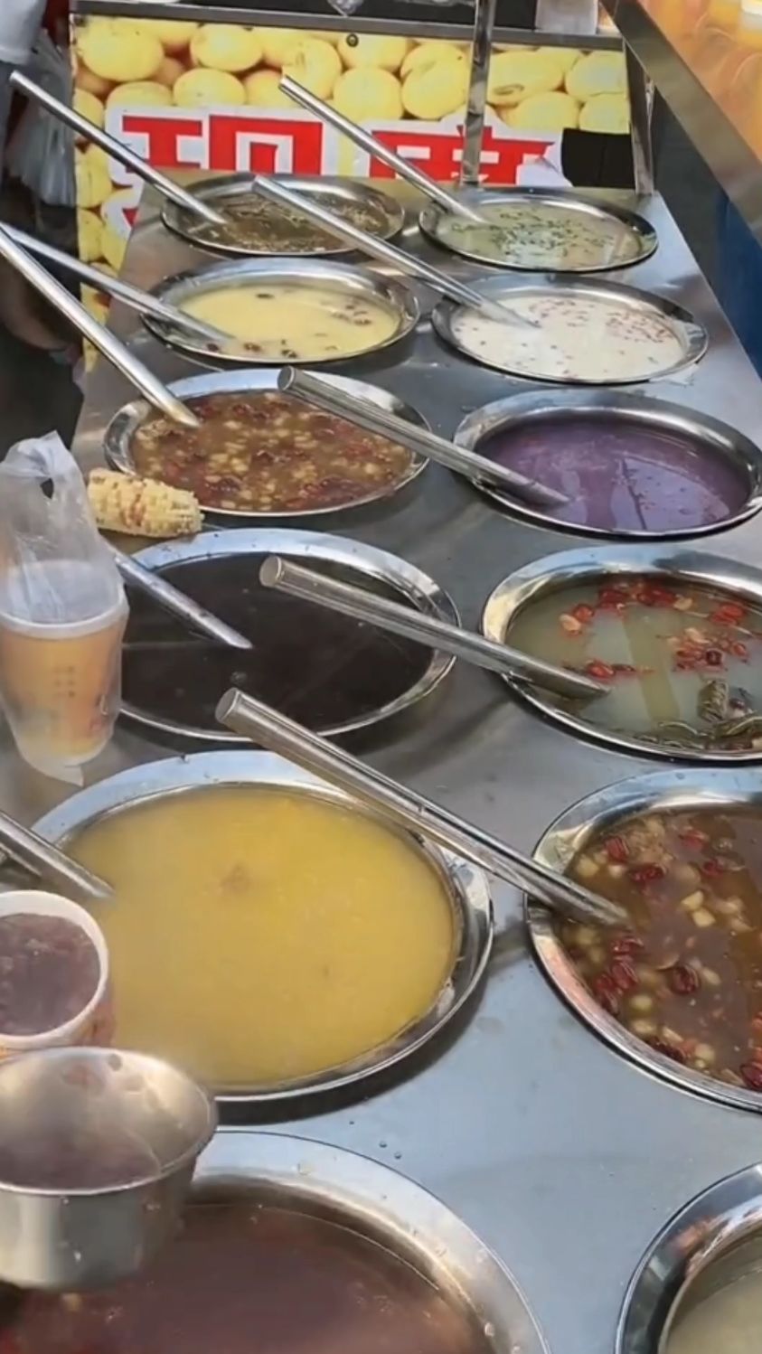 天津夫妻摆摊卖早餐粥早上摆摊下午带孩月入3万让人佩服