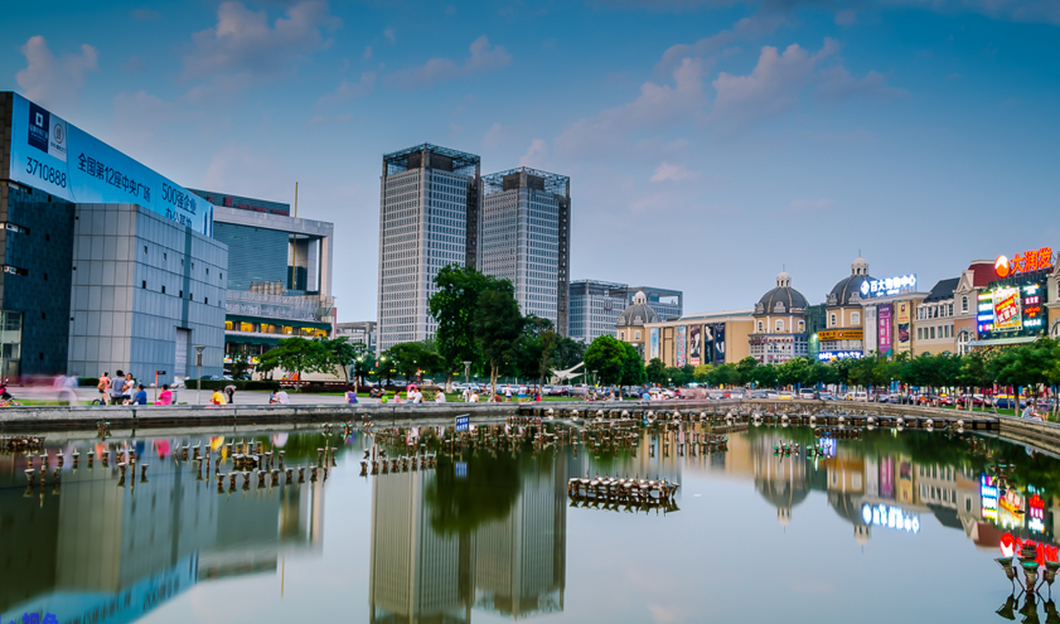 安徽省蚌埠市淮河文化广场,是蚌埠市的一个标志性建筑,占地16万平方米