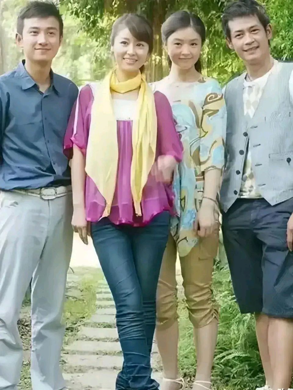 在没有美颜和滤镜的年代,当年林心如,蒋欣,文章的青涩合影.