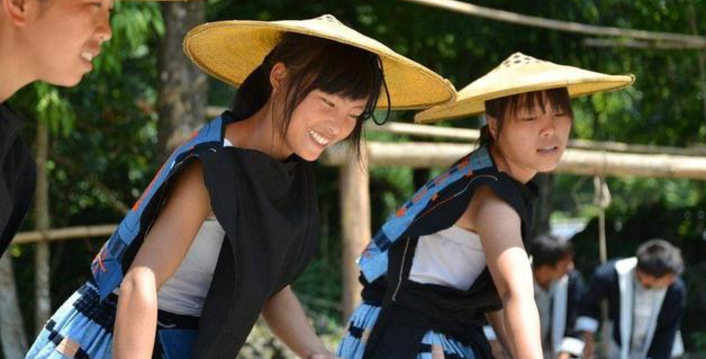 白裤瑶族究竟有多开放?女性服装侧面毫无遮挡,姑娘不怕走光吗?