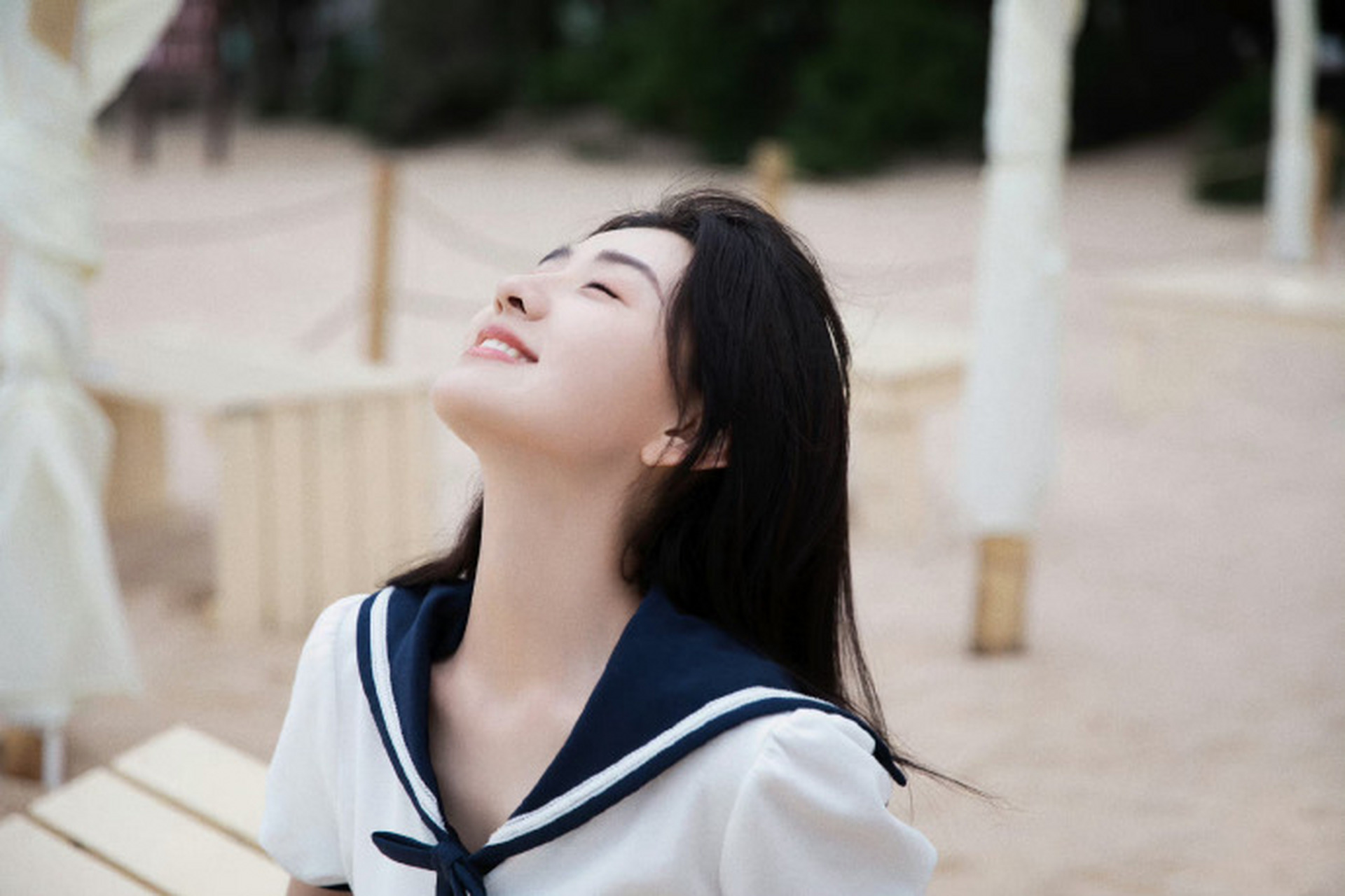 梁洁今日发布2组生日写真,第一套海边青春少女风,第二套蓝色多巴胺