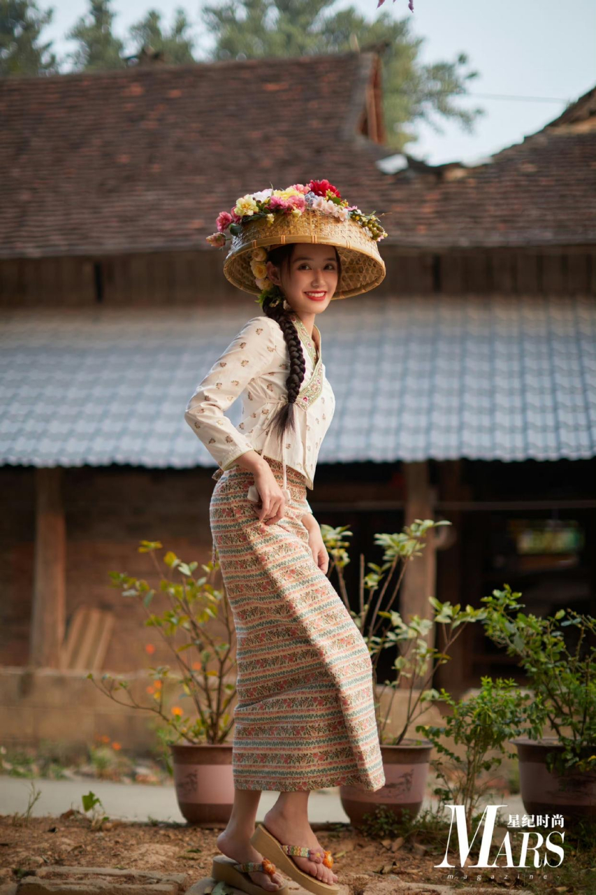 清纯美女# #美腿玉足# 蒋依依人字拖美脚丫