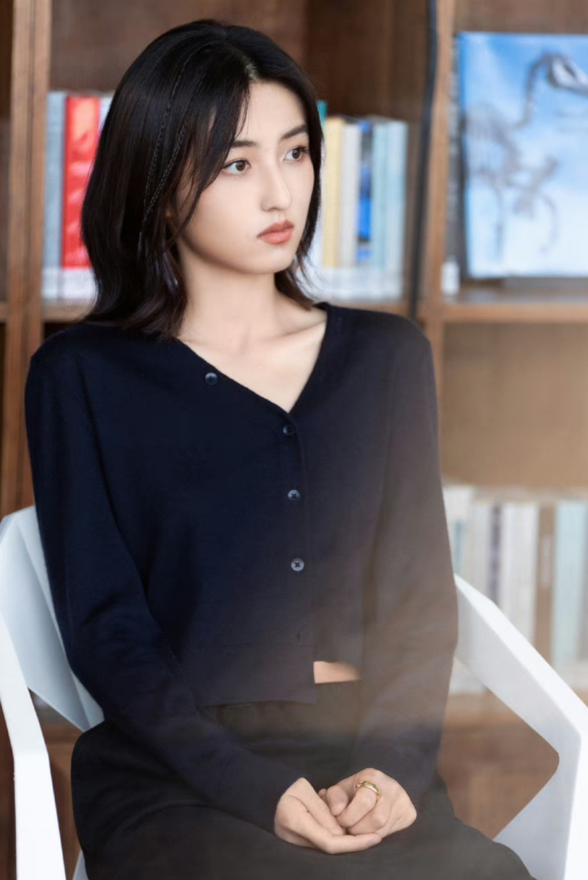 张子枫参加电影节访谈节目,一身黑色look坐在那里有影后的风采了,她比