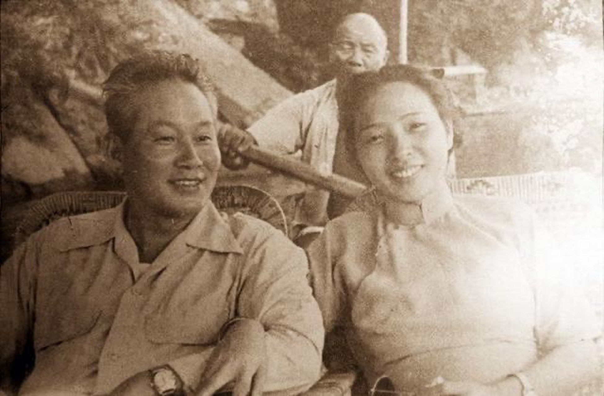 妻子张晶英因为不能生育,所以主动给他纳妾,后来找到了张梅英,她也很