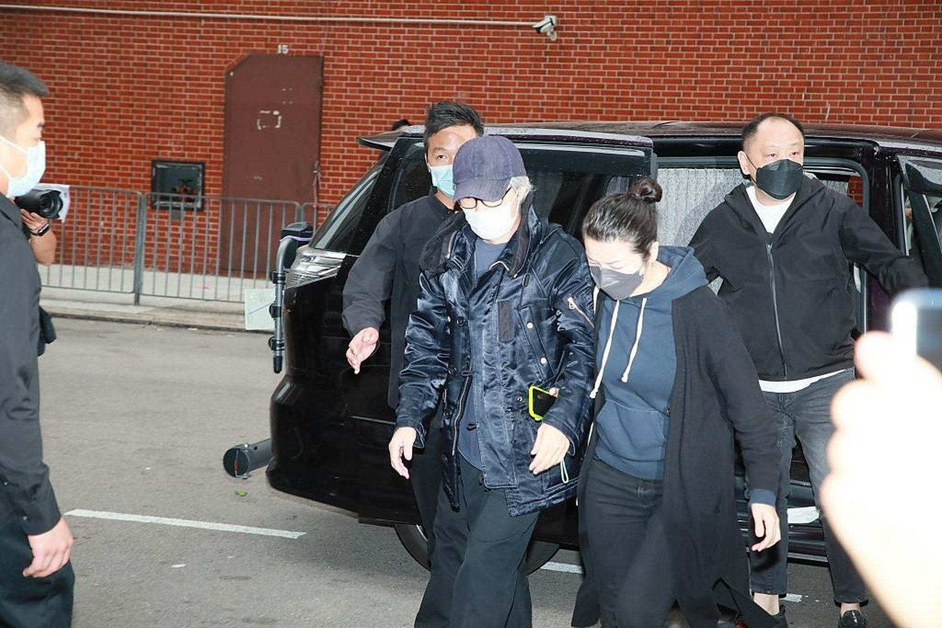 吴孟达葬礼,周星驰第一个到场,他神情哀伤,甚至一度被人搀扶着,没人