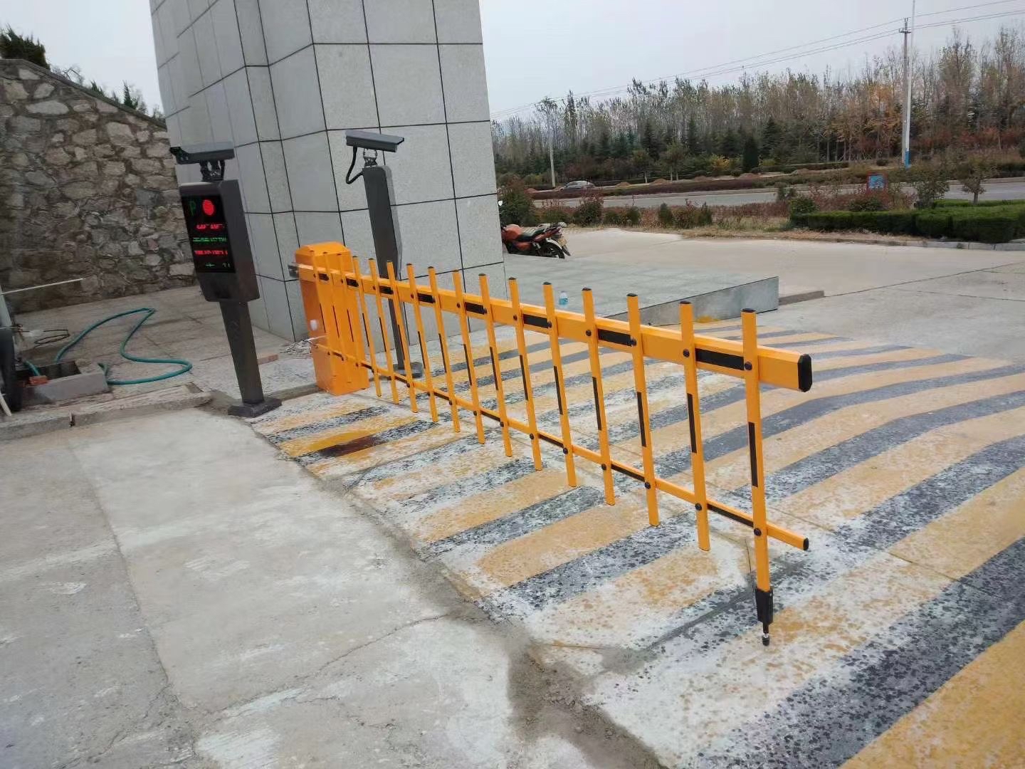 郑州车牌识别系统栅栏道闸安装案例
