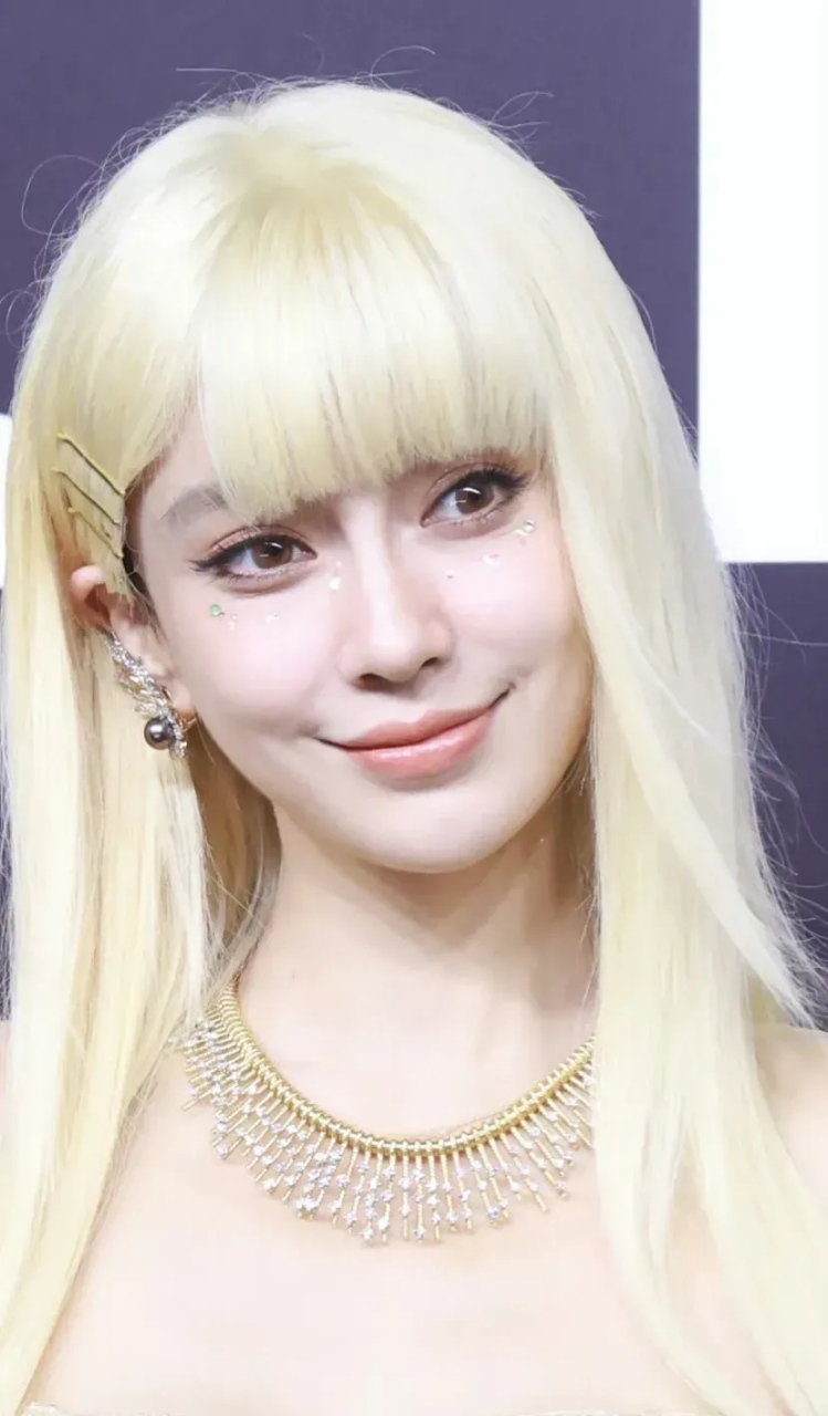 杨颖angelababy金发走上红毯,搭配一袭金色高定刺绣长裙,乍一看竟然有