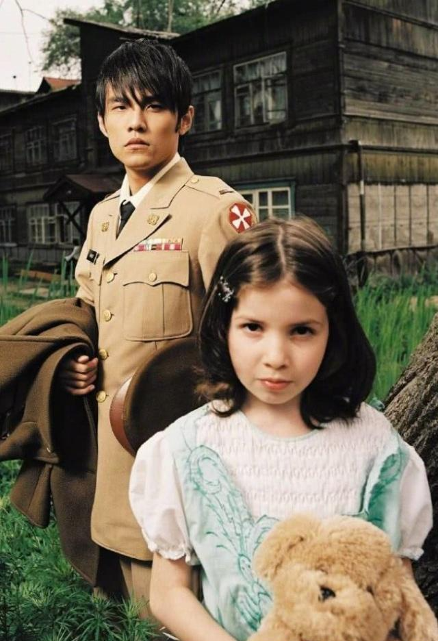 周杰伦《七里香》mv爆照,穿军衣超显时尚,给这"初恋颜"跪了