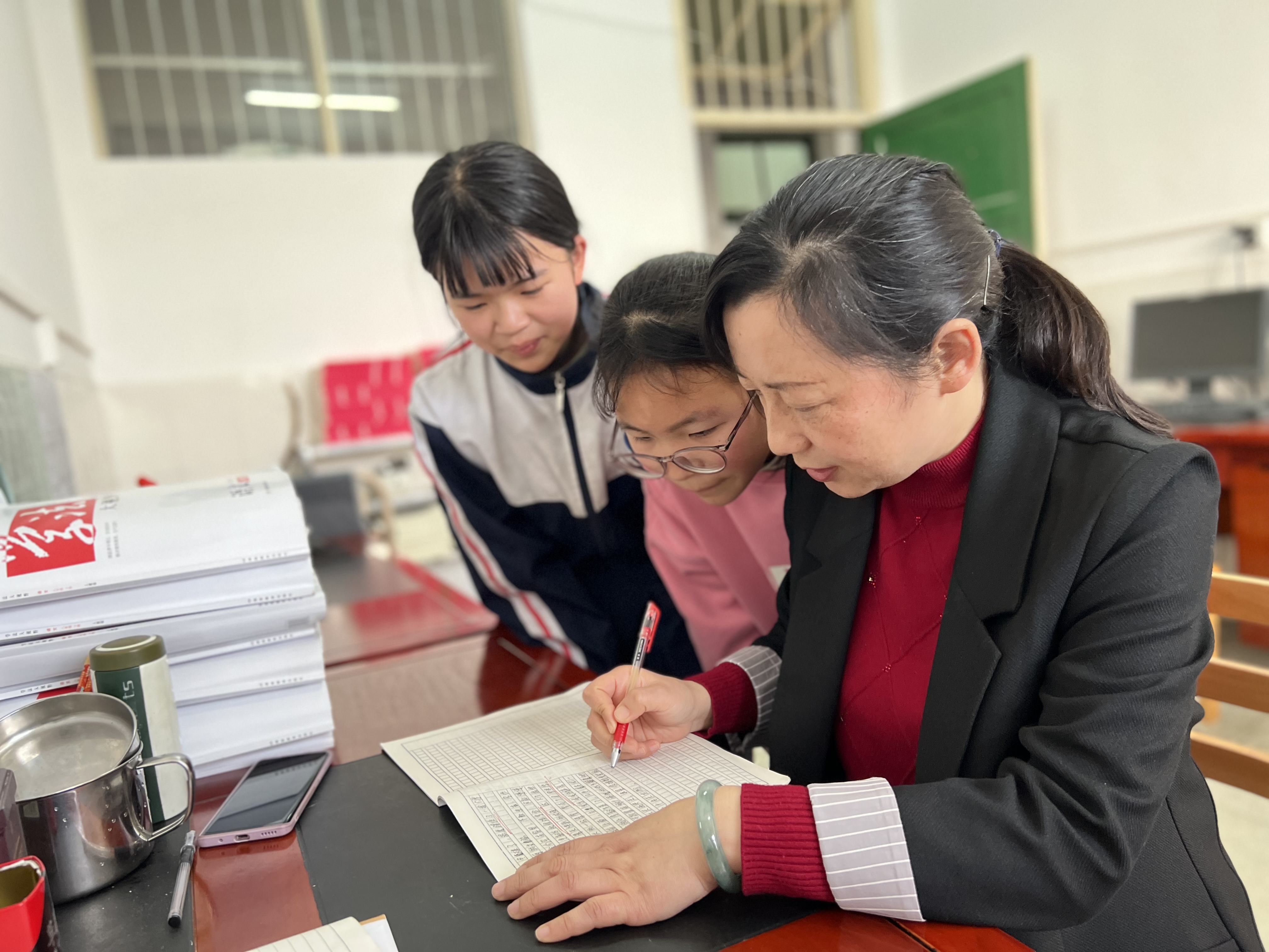 李老师是一名初中语文教师,她教过的学生都喜欢她的课堂