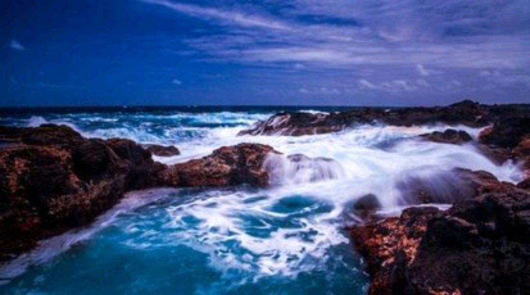 七绝:金山碧海斜阳里,滚滚惊涛拍岸来