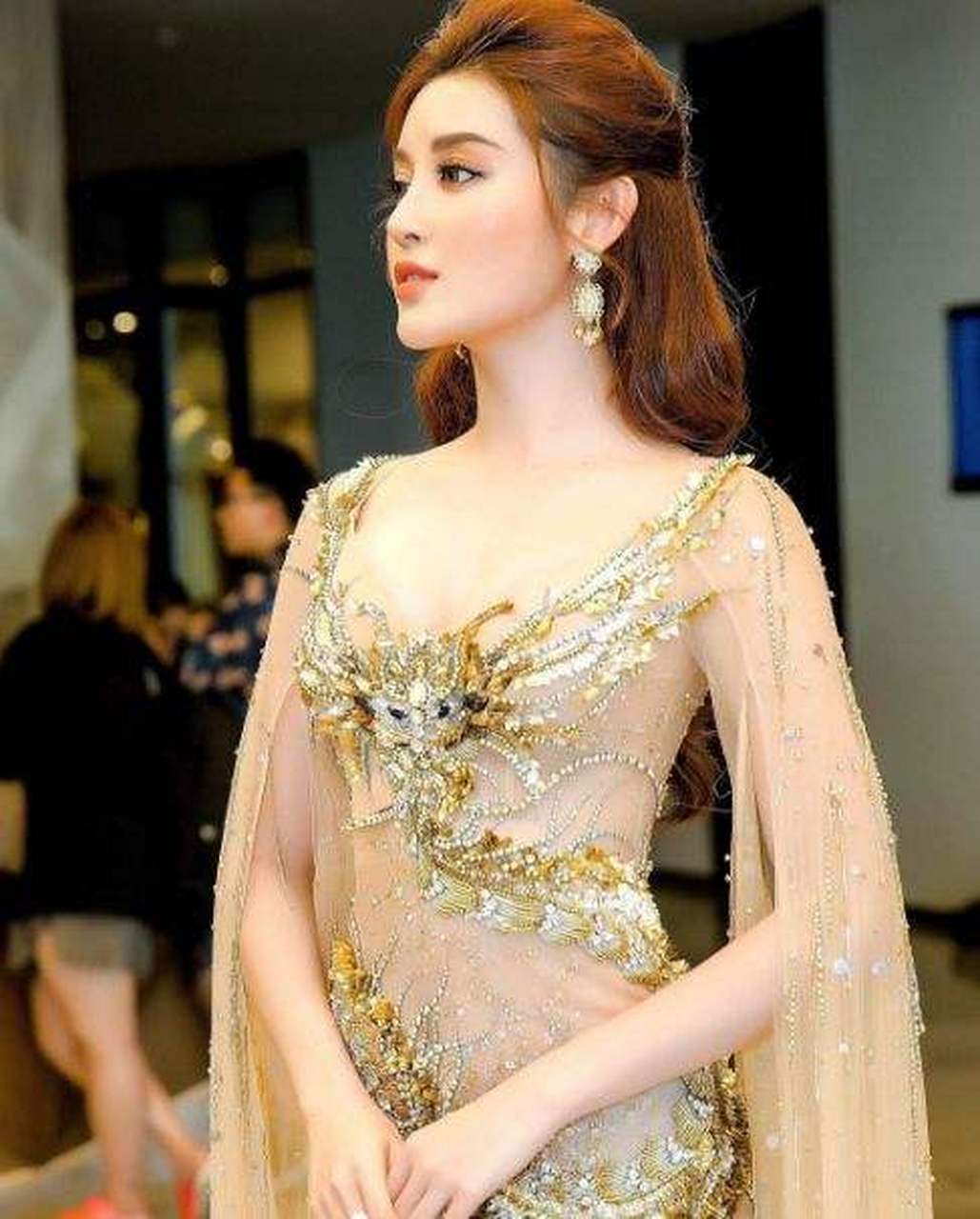 越南女星chi pu,中文名:芝芙 她不仅美艳,而且极具才华,自编自导了