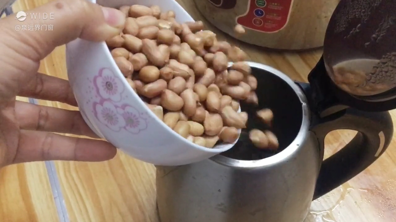 夏天到了,来碗自制的米浆花生汤。冰镇过后,好喝得停不下来