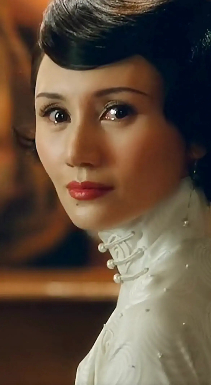 就因为袁泉的回眸看了这部电影,确实这一幕封神,袁泉有那种由内而外的