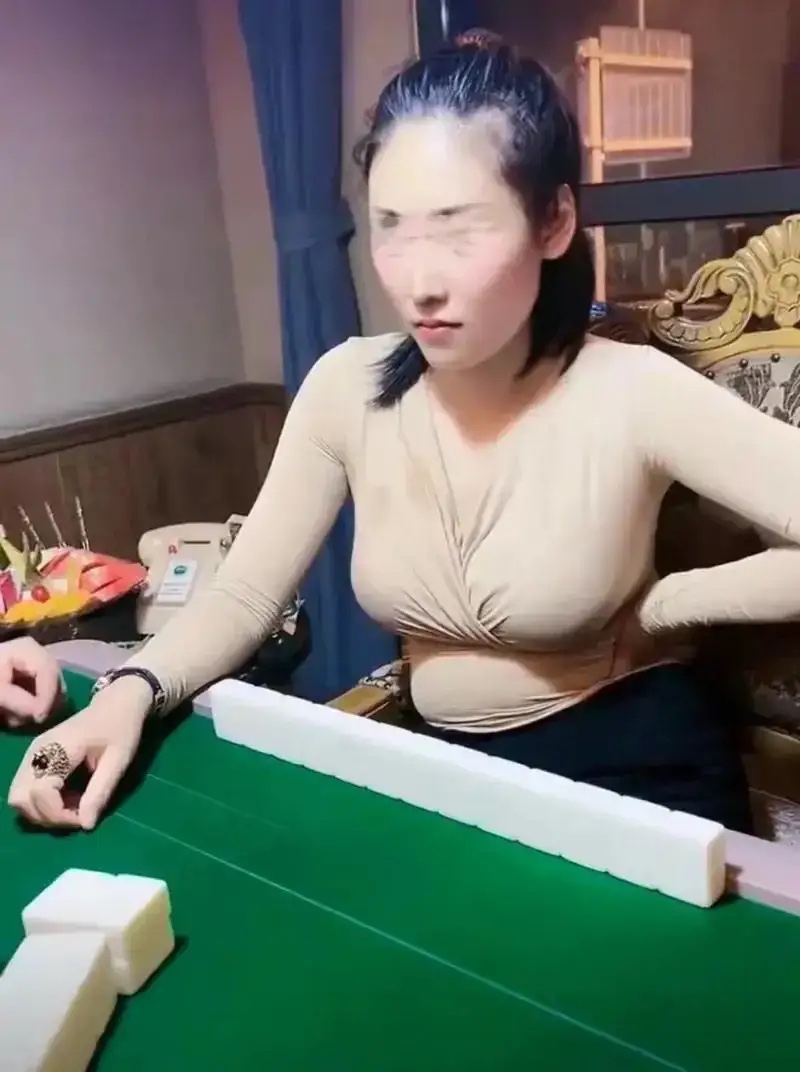 三男一女打麻将,这真输得底裤都没了