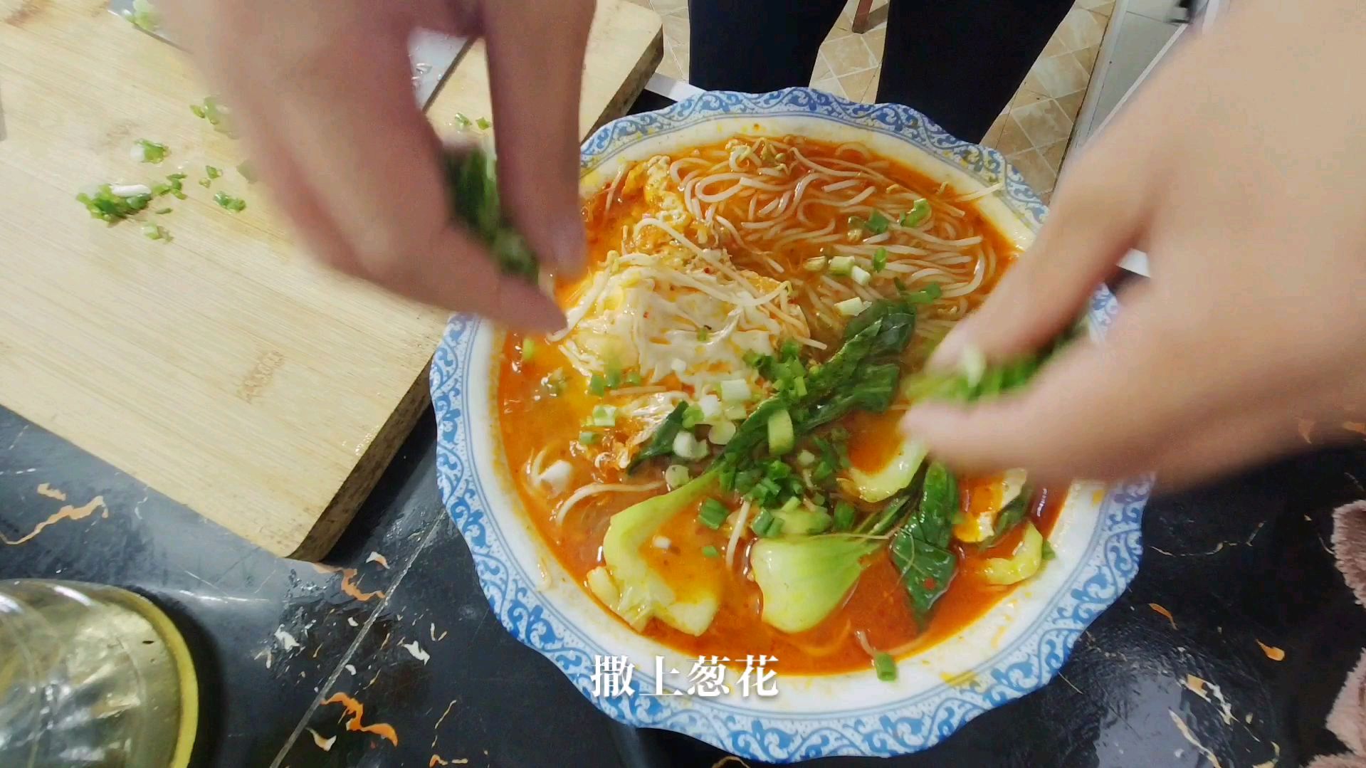 家里米不够,揭不开锅。只能用昨天吃剩下的肉汤煮个江西米粉吃