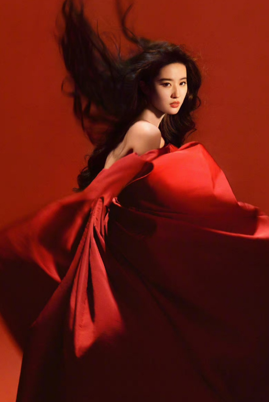 刘亦菲的杂志封面照太高级,红色礼服梦回花木兰时期,简单的场景却表现