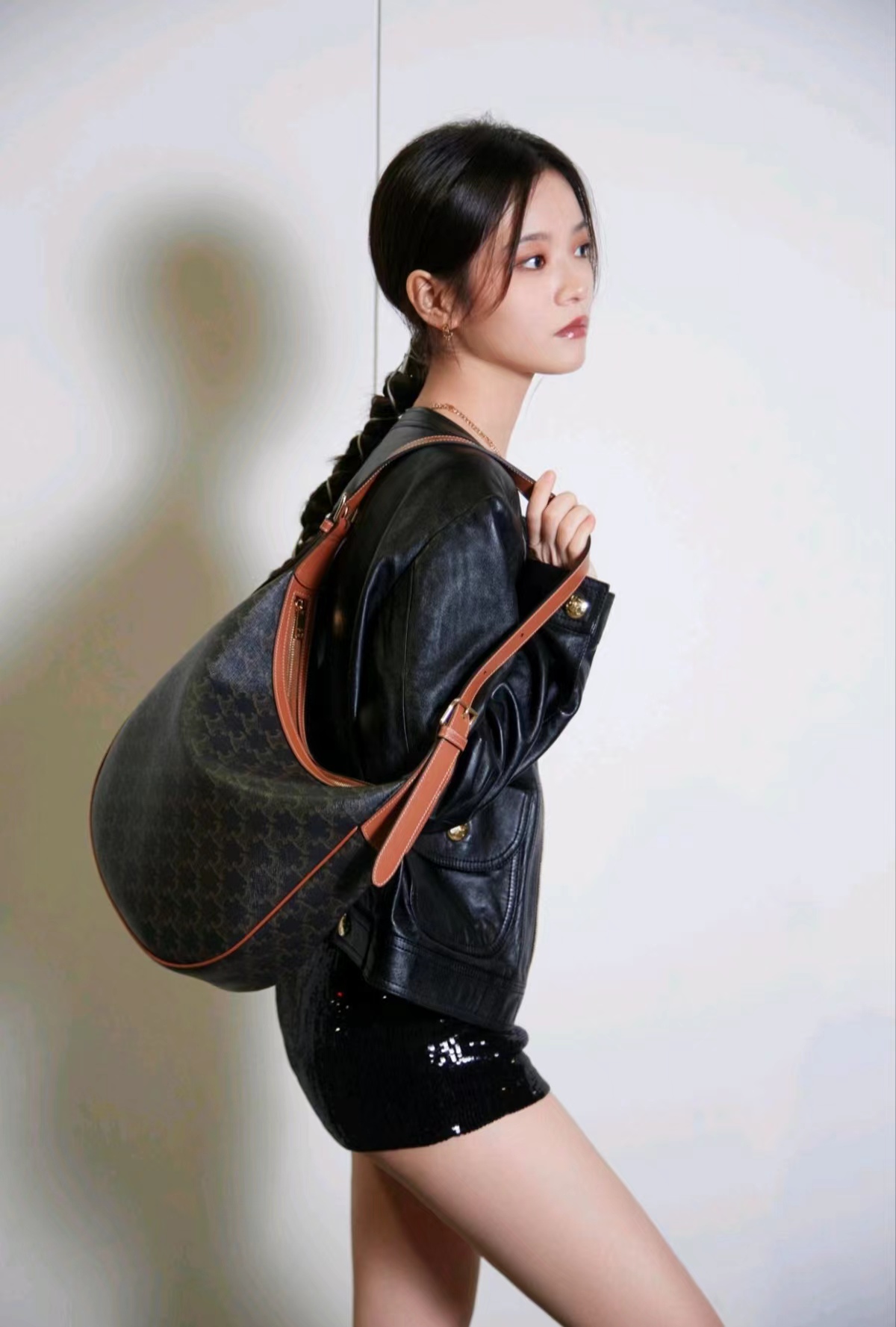 李庚希穿搭又酷又飒,皮衣皮裙时尚时髦,不愧是00后的当红小花