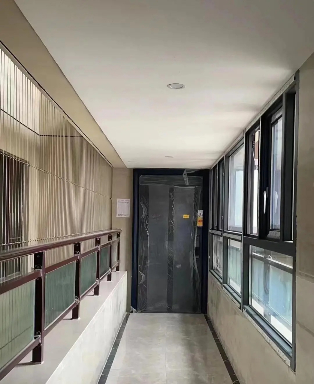 作为边户家里又有孩子,业主装修时花了6000块将连廊封起来,一来饭止