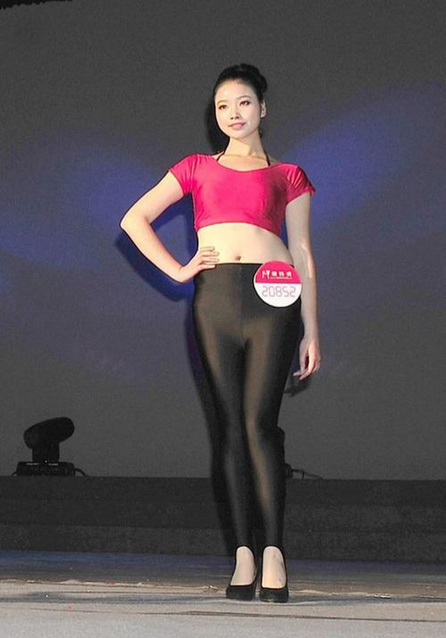 上世纪八十年代末年轻和中年女子开始流行穿脚蹬健美裤,与现在的健美