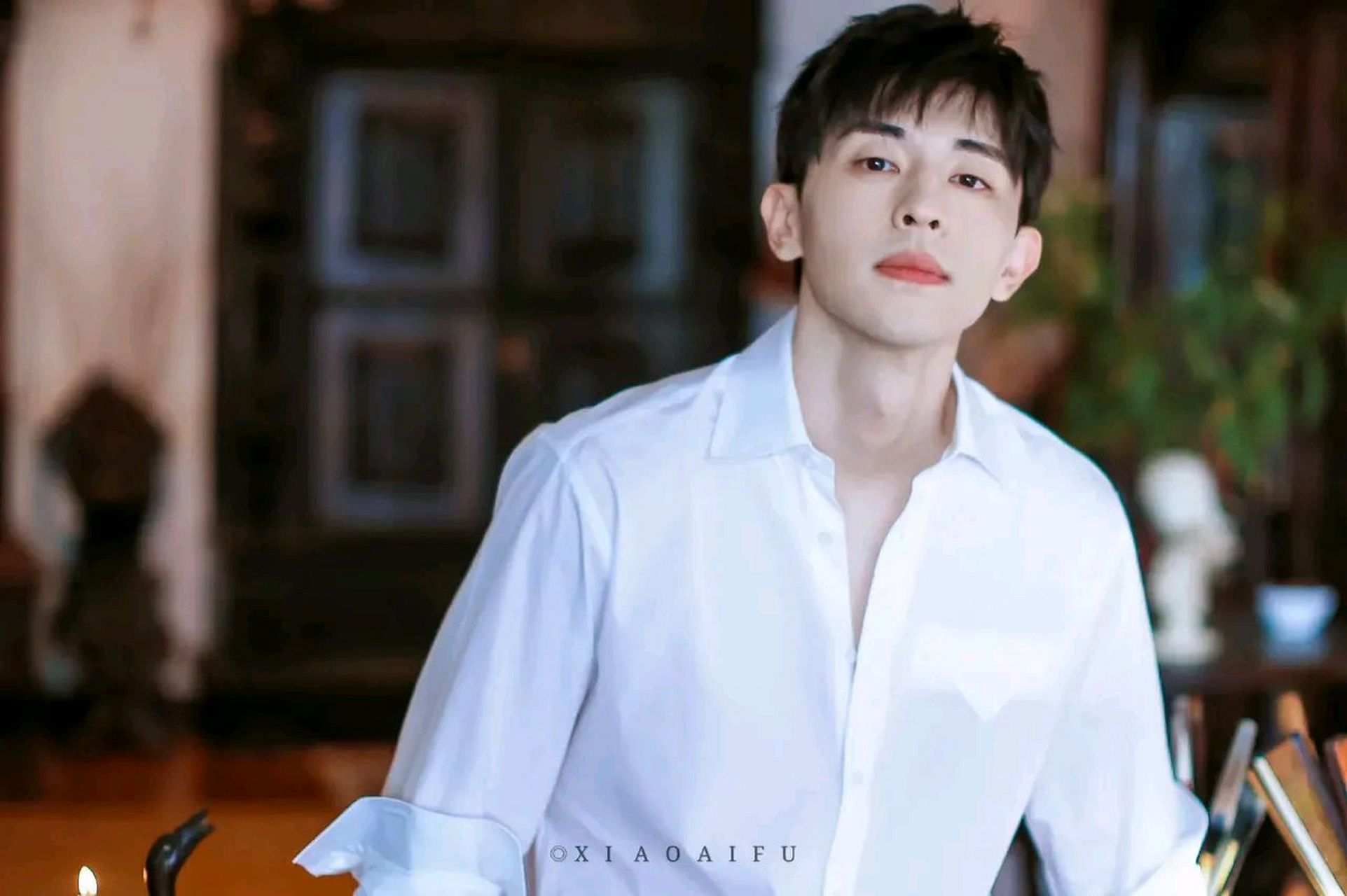 邓伦最新的正面照片状态和18年的旭凤一样王者气质,气场全开,一身白衣