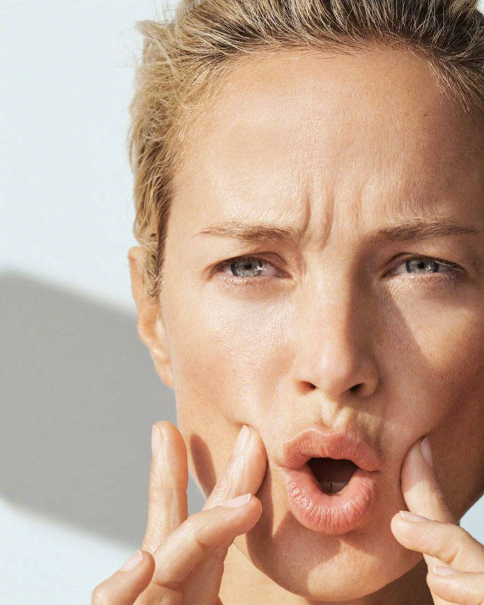 超模carolyn murphy出镜西班牙版《vogue》十月美容别刊