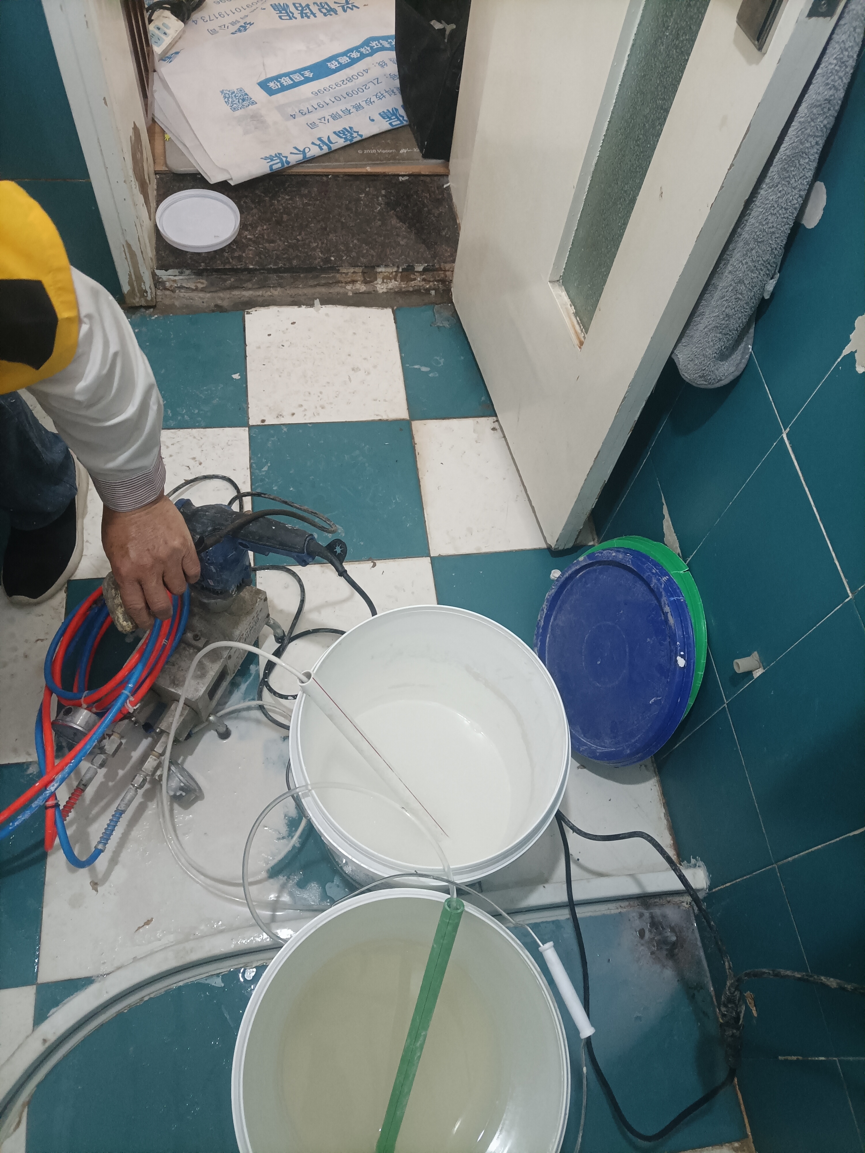 卫生间漏水维修中