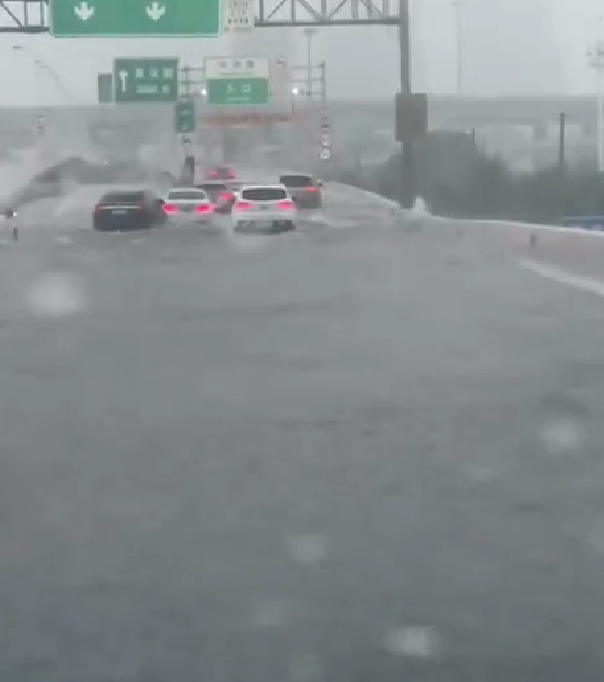 上海晚高峰遇暴雨:高架上積水嚴重宛如高架河,開車像開船!