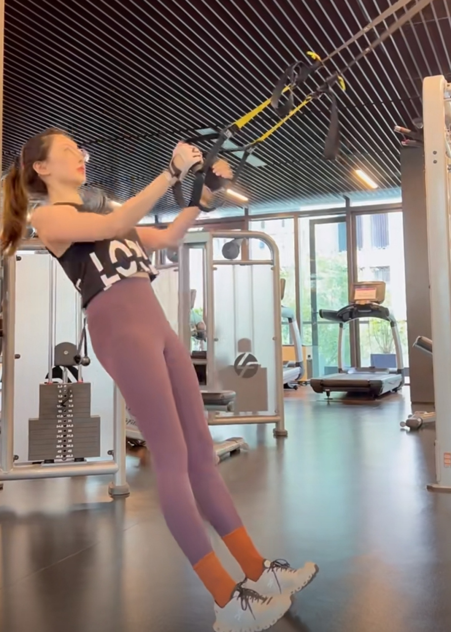 江疏影不去拍戏沉迷于健身,她连续晒出锻炼的日常片段,还请了专业人士